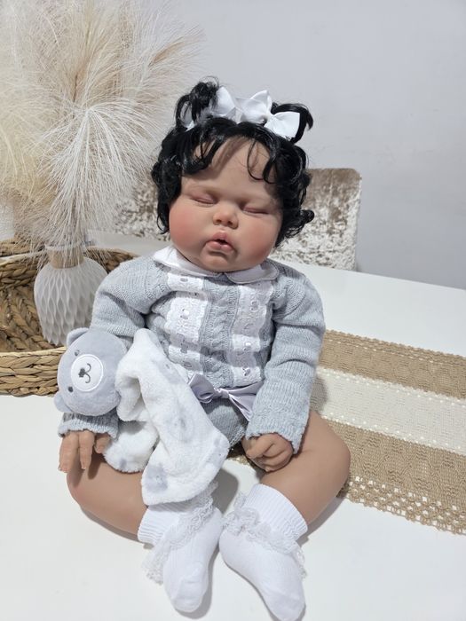 Bebe Reborn Menina cabelo Preto 60 cm  Kit Pickle com enxoval