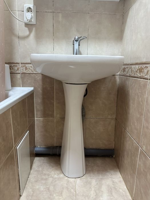 Раковина з підставкою у вану