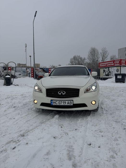 Infiniti M25 на повному ходу