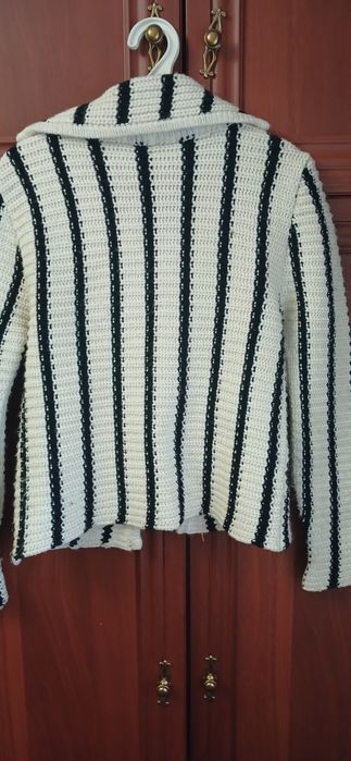 Теплий в'язаний жакет для дівчинки-підлітка