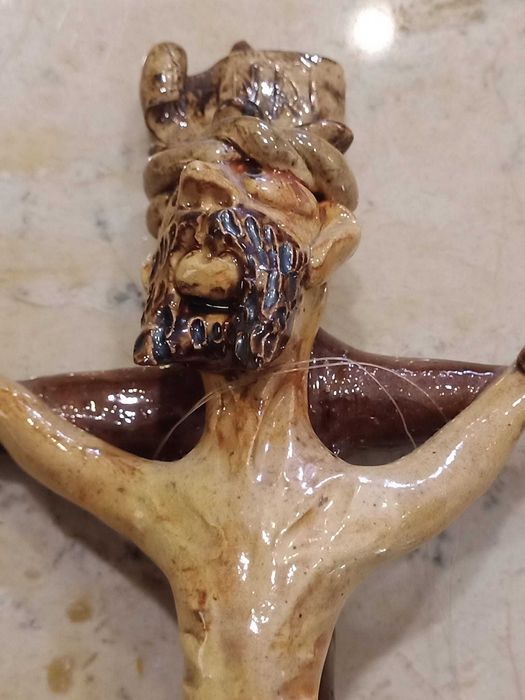 Crucifixo da ceramista Conceição Sapateiro figurado de Barcelos