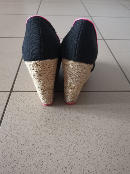 Botki czarne odkryte palce na wysokiej plecionej koturnie platformie