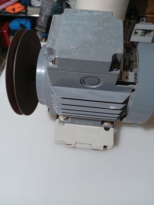 Motor trifásico com polia e base com esticador