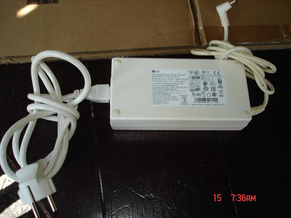 Monitor LG 32UD99 4K UHD, podstawa i zasilacz w komplecie.