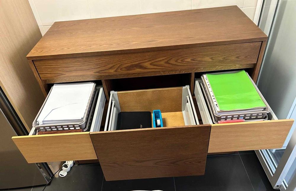 Móvel de cozinha com tampo extensível com várias funções.