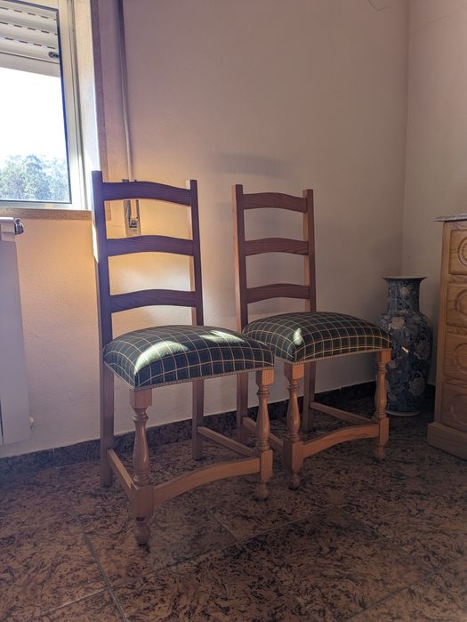 Mobília de Quarto Completa em Madeira Maciça (Pinho) – Excelente Estado