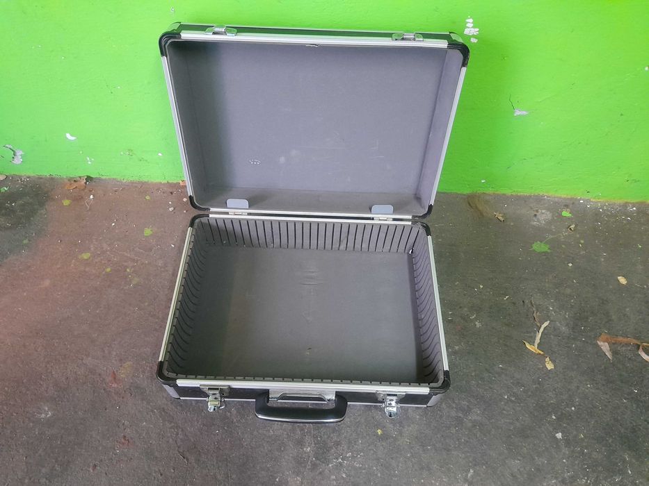 Walizka czarna aluminiowa