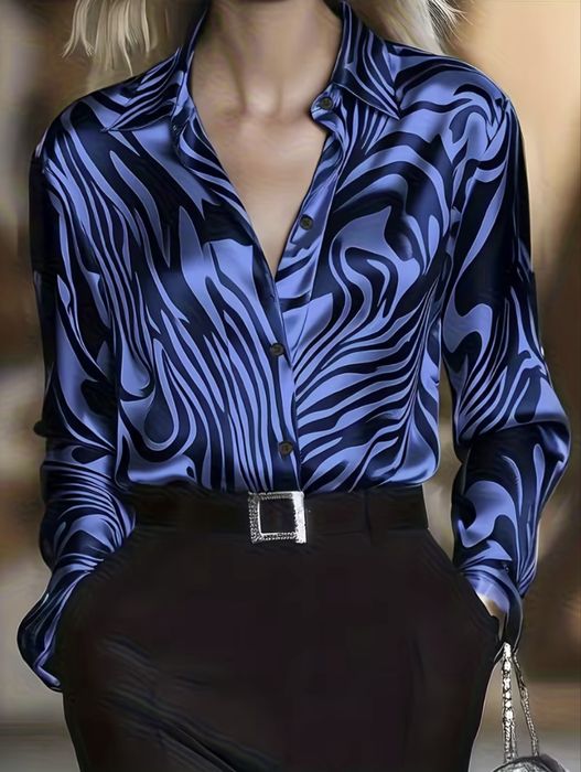 Жіноча сорочка на ґудзиках з модним принтом