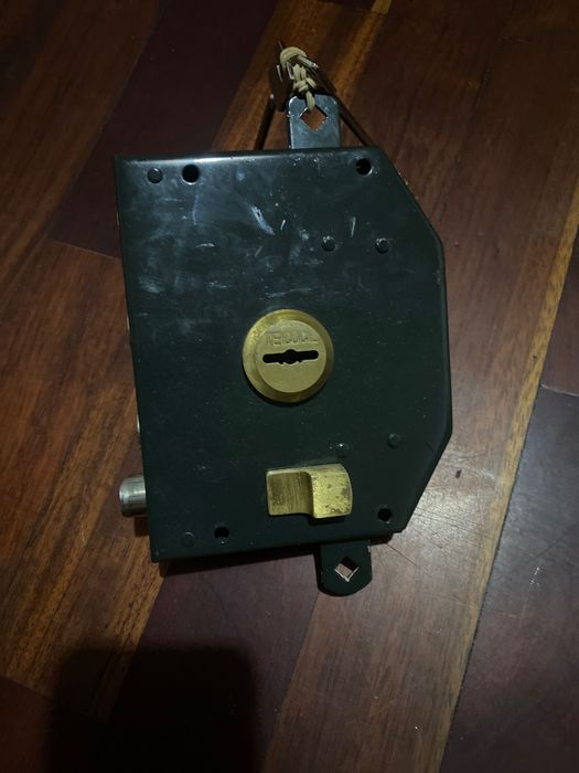 Fechadura de sobrepor