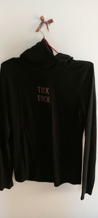 czarny golf z napisem tick tock rozmiar m