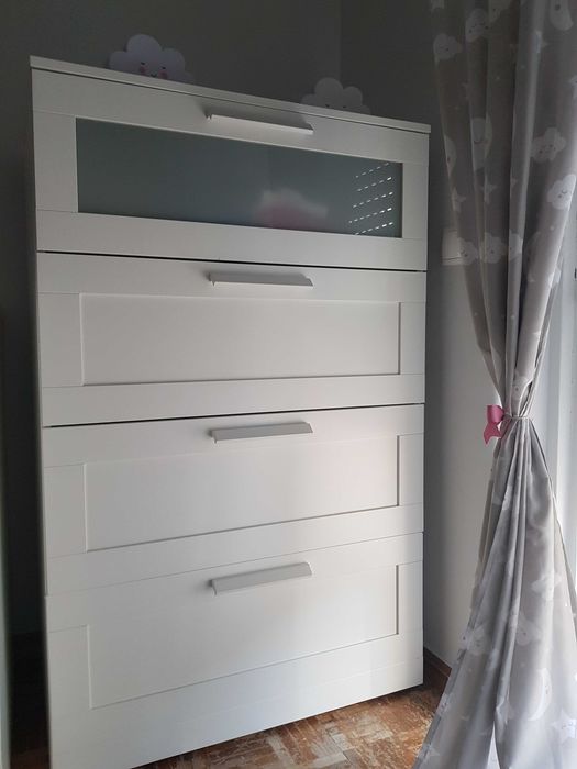 Cómoda com 4 gavetas