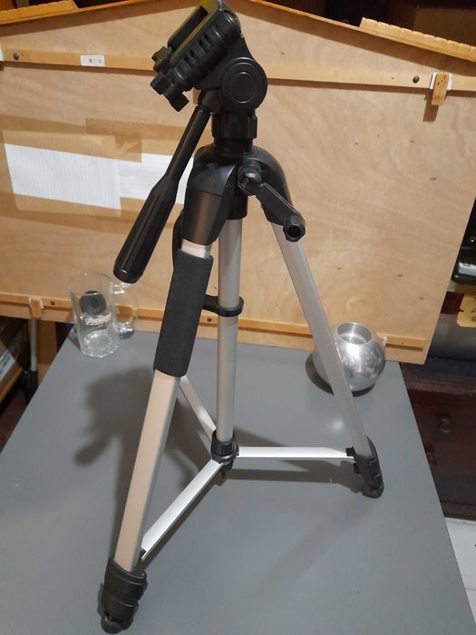 Tripé em metal e plástico mod. F-6870, usado mas em bom estado.