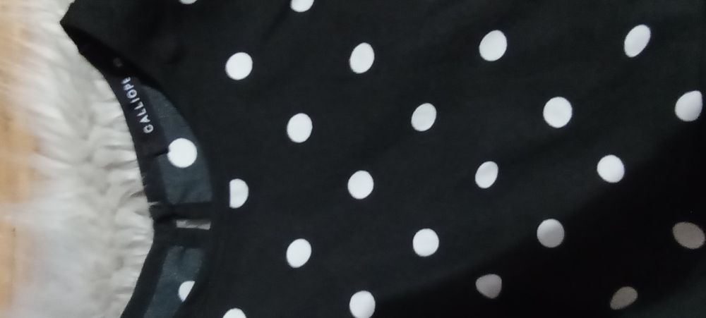 Czarna bluzka na ramiączkach w kropki firma Calliope