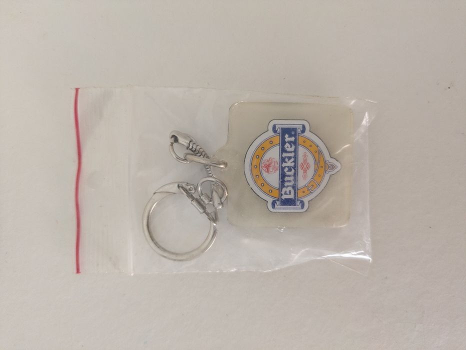 Baralho de cartas e porta-chaves Buckler