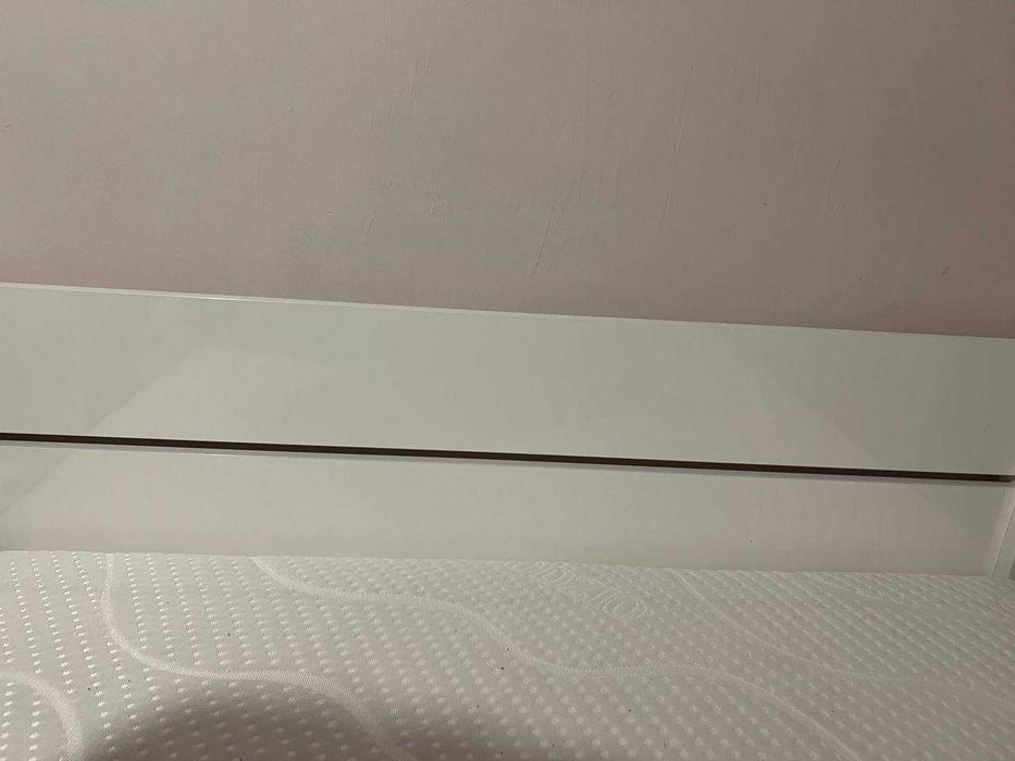 Białe łóżko w dobrym stanie, z materacem.