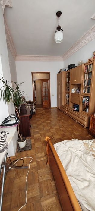 Продається простора чотирьохкімнатна квартира  в центральній частині  Одеси