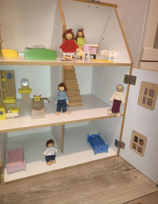 Drewniany domek dla lalek z mebelkami i lalkami – duży, otwierany