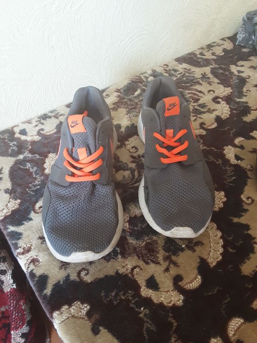 Nike Кросівки жіночи сірі лого р.38.5