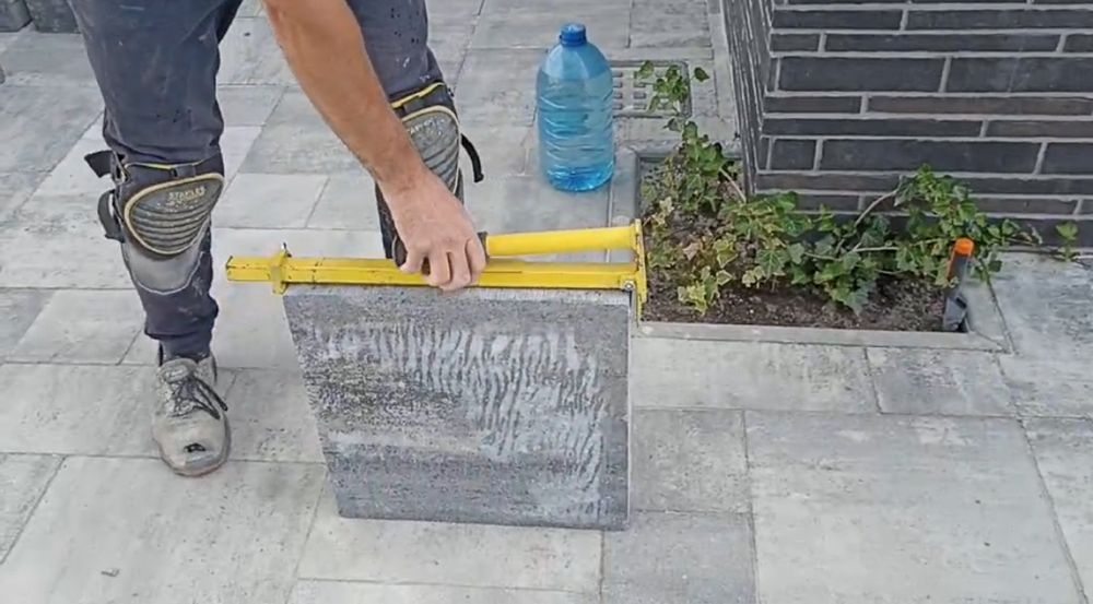 Захват для перенесення цегли, плитки, блоків