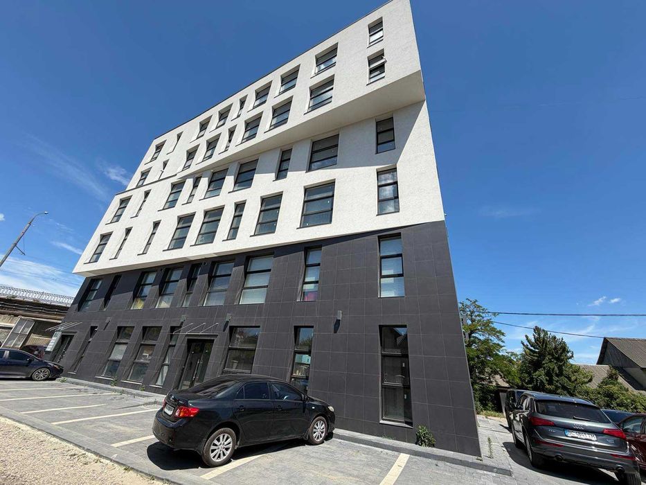Оренда фасадного приміщення 187 м² .3 входи. Вітрини. Парковка .Базовий  ремонт під орендаря