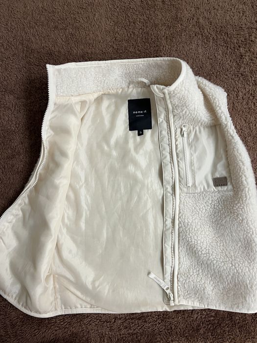 Жилетка на синтепоне 122-128;жилетка весенняя,желетка молочная,жилетка