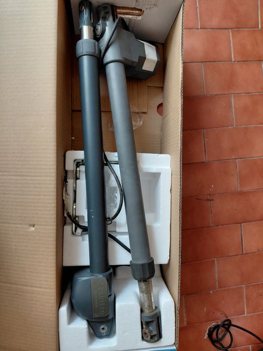 Dois braços de automatismo de portão