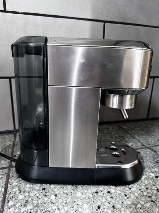 Кофемашина delonghi рожковая новая,привезена из-за границы.
