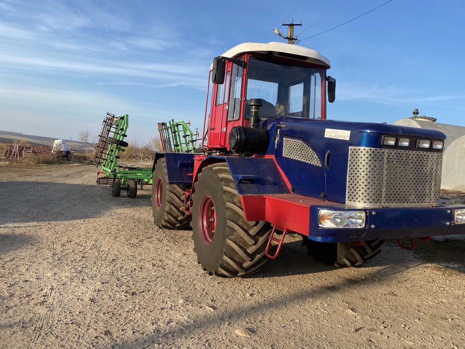 Трактор К700 з двигуном ДАФ460 на новій гумі, вартий уваги.