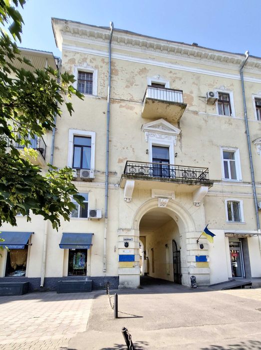 Продам 3 комнатную квартиру дом  в центре Соборная площадь Дерибасовск