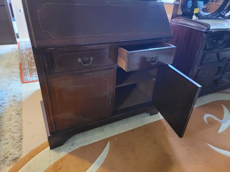 Escrivaninha em madeira estilo D. Maria, com alçado - Bom