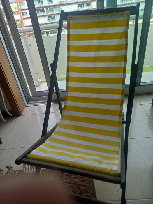 Espreguiçadeira antiga em madeira