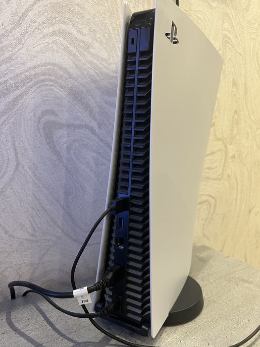 Терміново продам PS5 digital 800gb + джойстик