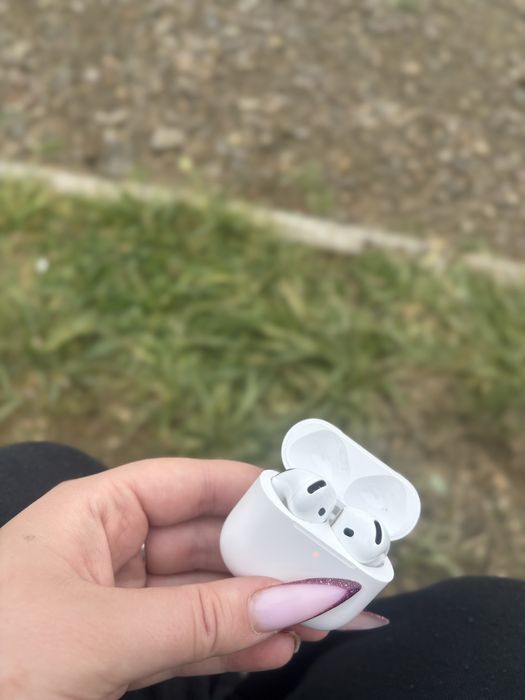 ТЕРМІНОВО продам AirPods 4 ориг!!