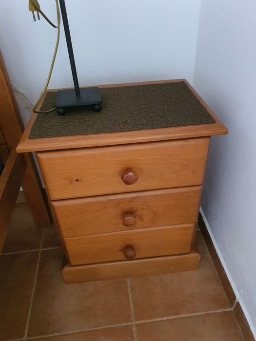 Cama de casal em pinho mel com 2 mesas de cabeceira