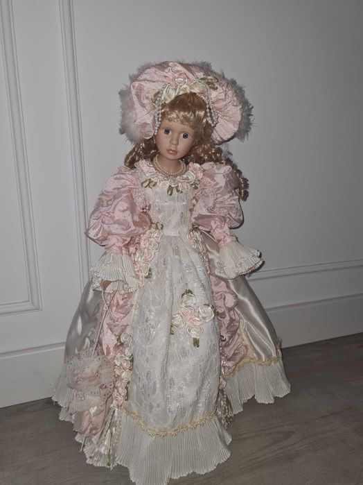 Boneca de porcelana colecionável
