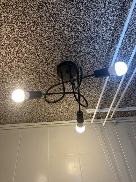Lampa sufitiwa czarta  lazienka