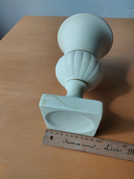 Vaso/jarra/floreira com base.