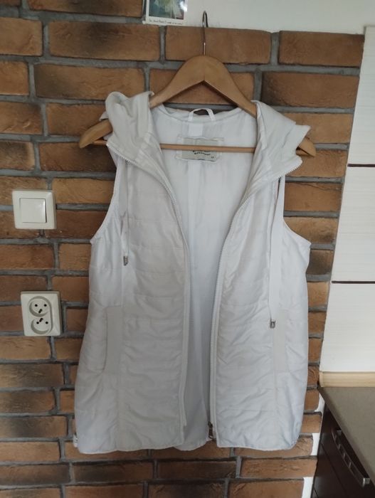 Długa biała kamizelka-ocieplacz