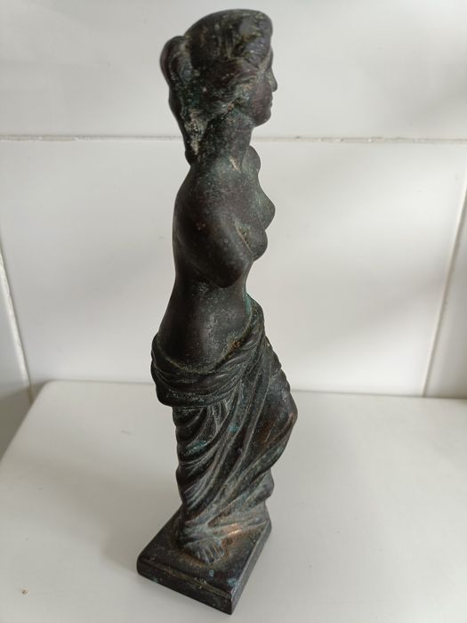 Estatueta em bronze426579546321735685