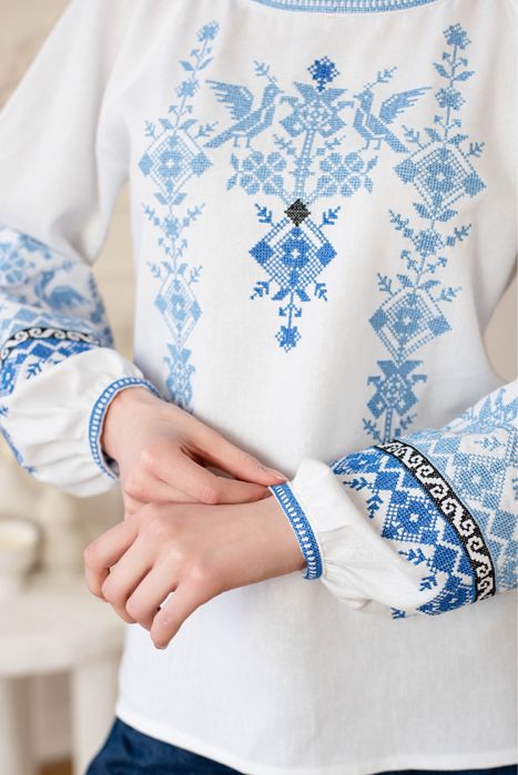 Біла жіноча вишиванка з довгим рукавом «Дивоптахи»