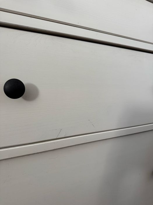 biała witryna z 3 szufladami IKEA HEMNES