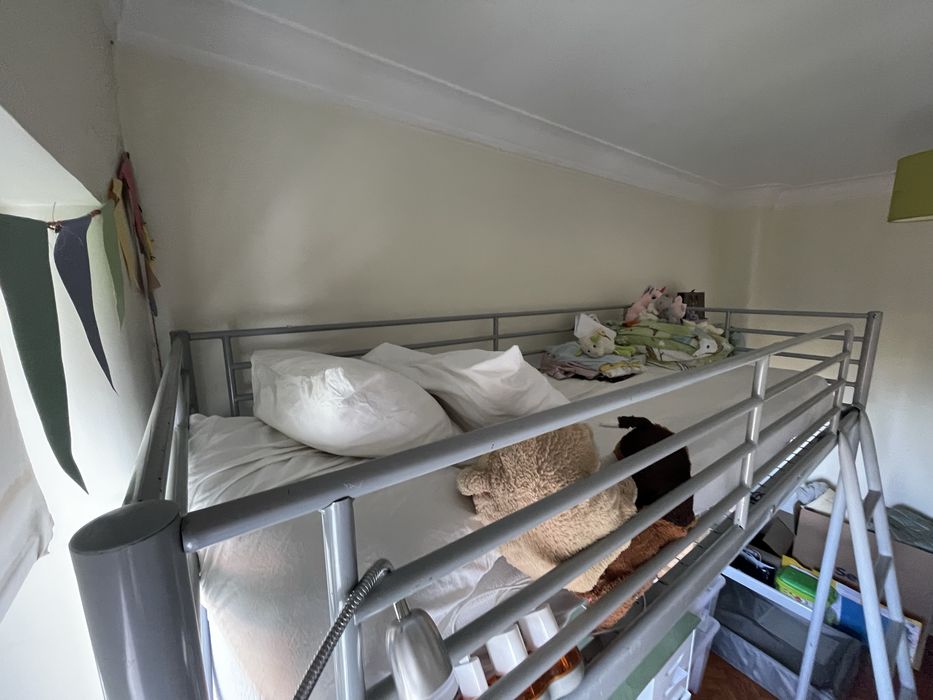 Estrutura de cama alta, beliche, em ferro cinza Ikea