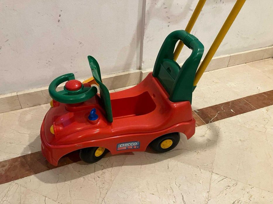 Carrinho Chicco Ride On Infantil com Empurrador e Compartimento
