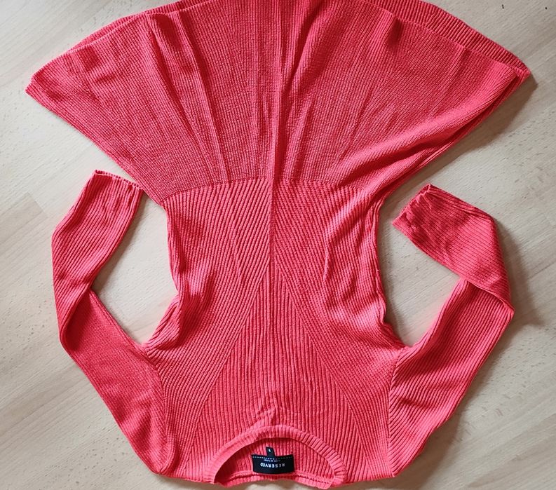 Sweterek koralowy falbanka