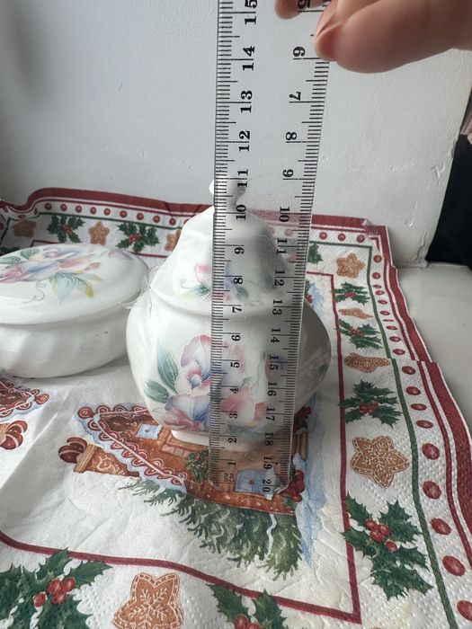 Набір порцелянового посуду з колекції Aynsley Little Sweetheart.