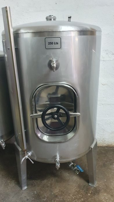 Cuba inox Vinho 250L com porta