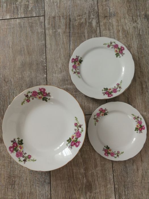 Порцелянові тарілки