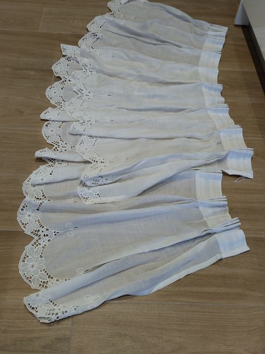 Cortinas brancas bordadas