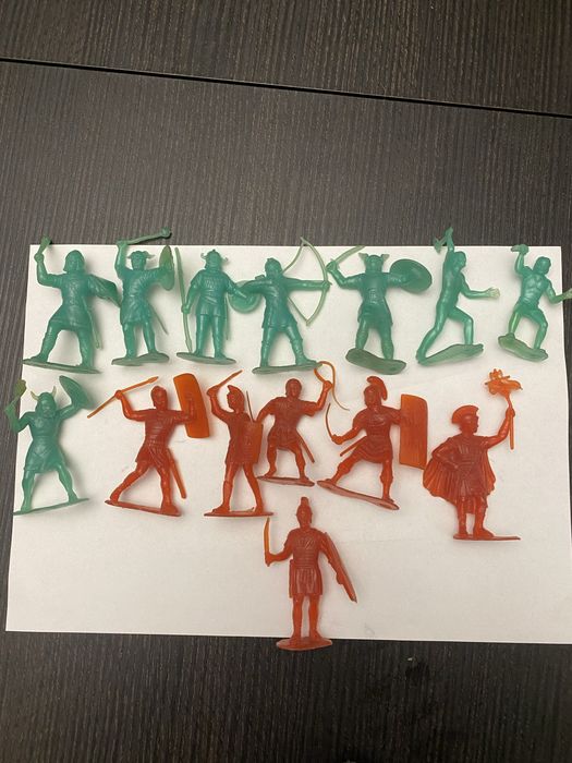 Солдатики оловянные и пластиковые