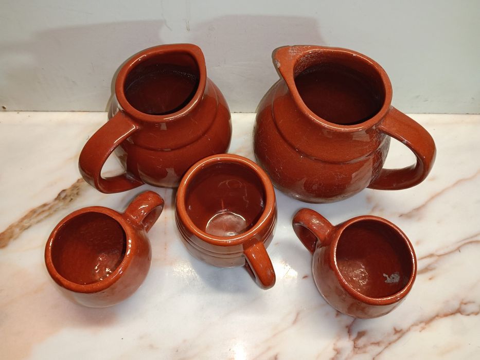 Cinco canecas em barro antigas perfeitas para uma decoração rústica